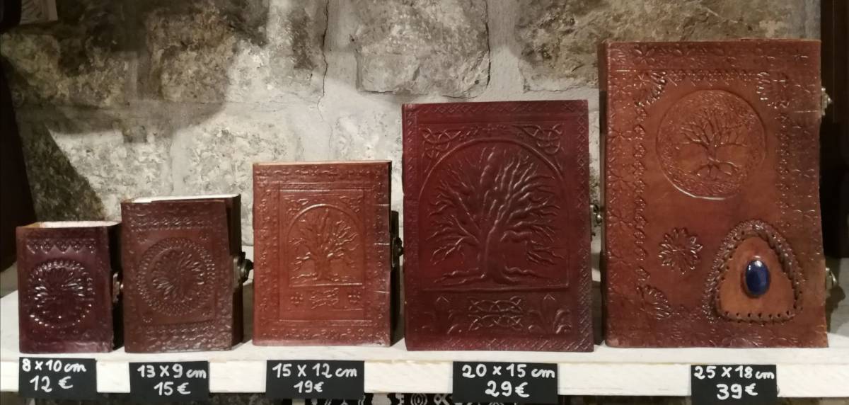 Art-Shopping de Noël : Carnets en cuir fait main chez Arcane XIII à Grasse.