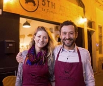 Ouvre-boîte : 5th Avenue, Le comptoir du Hot Dog