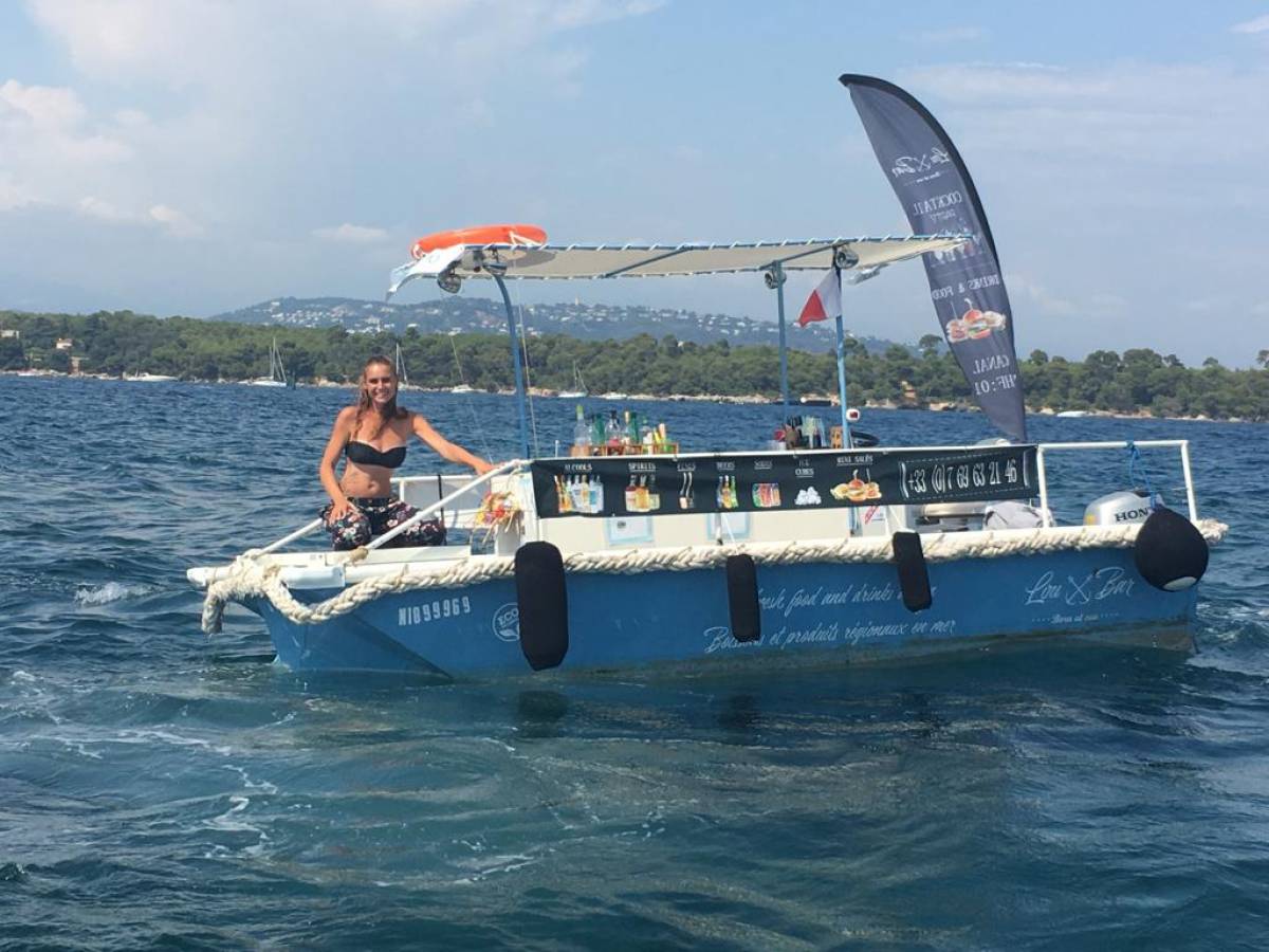 Floating bar & good cie entre les Iles de Lérins